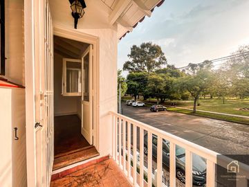 Casa en Saavedra frente al Parque Carlos Mugica, super luminosa e impecable