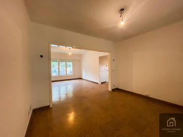 Casa en Saavedra frente al Parque Carlos Mugica, super luminosa e impecable