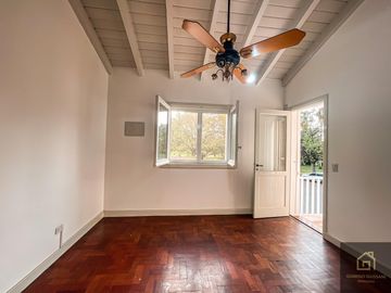 Casa en Saavedra frente al Parque Carlos Mugica, super luminosa e impecable