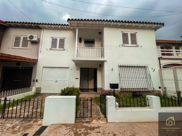 Casa en Saavedra frente al Parque Carlos Mugica, super luminosa e impecable