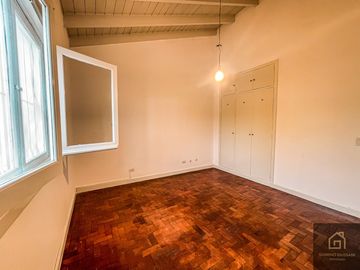 Casa en Saavedra frente al Parque Carlos Mugica, super luminosa e impecable