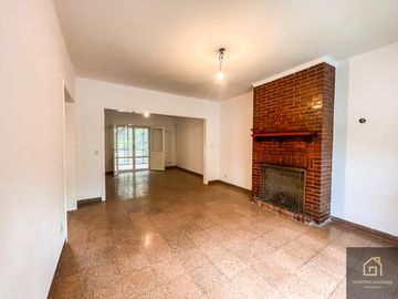 Casa en Saavedra frente al Parque Carlos Mugica, super luminosa e impecable