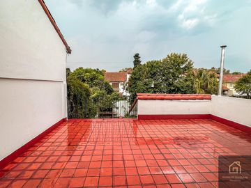 Casa en Saavedra frente al Parque Carlos Mugica, super luminosa e impecable