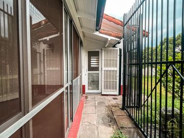 Casa en Saavedra frente al Parque Carlos Mugica, super luminosa e impecable