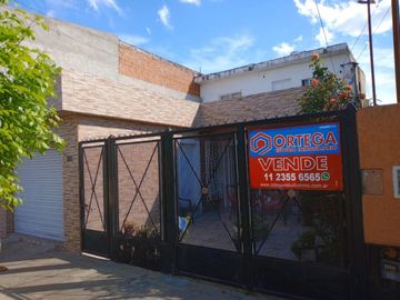 Linda casa con departamento, a metros de 9 de Julio y ruta 8