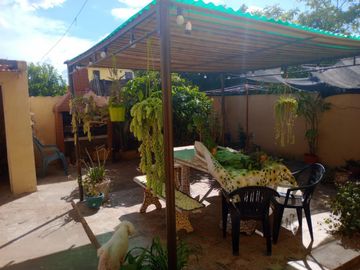 Linda casa con departamento, a metros de 9 de Julio y ruta 8