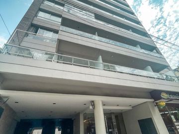 Depto 2 ambientes con cochera y amenities-super luminoso sobre Av. D. Velez