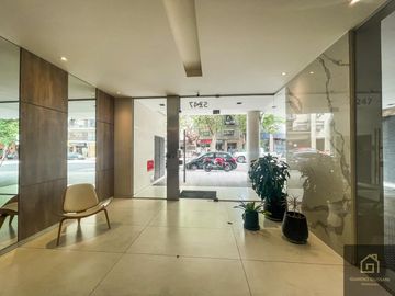 Depto 2 ambientes con cochera y amenities-super luminoso sobre Av. D. Velez