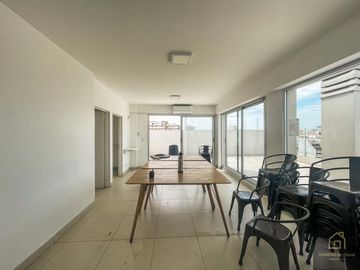 Depto 2 ambientes con cochera y amenities-super luminoso sobre Av. D. Velez