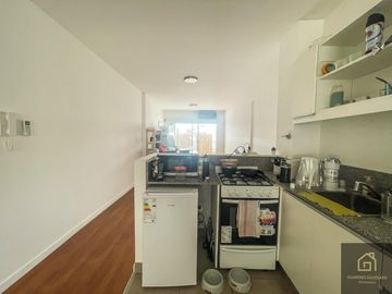 Depto 2 ambientes con cochera y amenities-super luminoso sobre Av. D. Velez