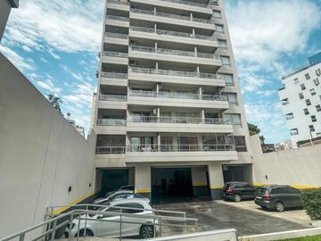 Depto 2 ambientes con cochera y amenities-super luminoso sobre Av. D. Velez