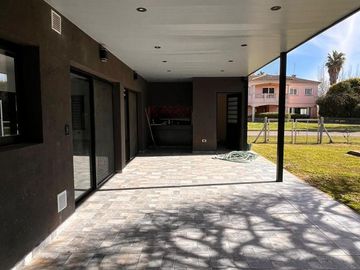 CASA ESTILO MINIMALISTA DE 5 AMBIENTES