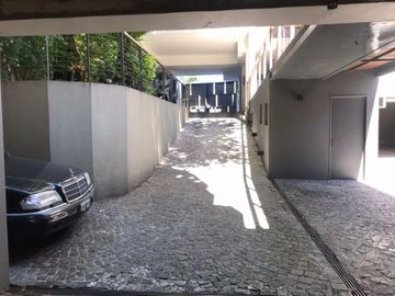 2 amb al frente con terraza propia , 110 m2 totales, dos cocheras , Sum , Piscina .