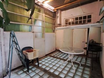 VENDE DEPTO 4 AMBIENTES AL FRENTE CON PATIO, LAVADERO, COCINA SEPARADA