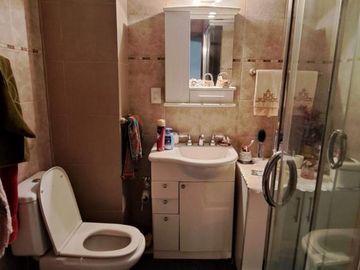 VENDE DEPTO 4 AMBIENTES AL FRENTE CON PATIO, LAVADERO, COCINA SEPARADA