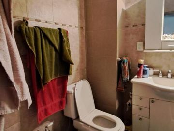 VENDE DEPTO 4 AMBIENTES AL FRENTE CON PATIO, LAVADERO, COCINA SEPARADA