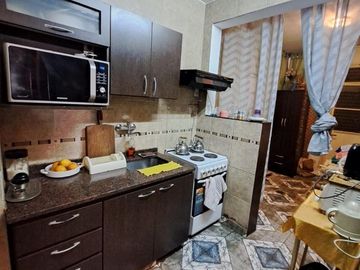 VENDE DEPTO 4 AMBIENTES AL FRENTE CON PATIO, LAVADERO, COCINA SEPARADA