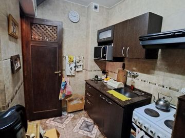 VENDE DEPTO 4 AMBIENTES AL FRENTE CON PATIO, LAVADERO, COCINA SEPARADA