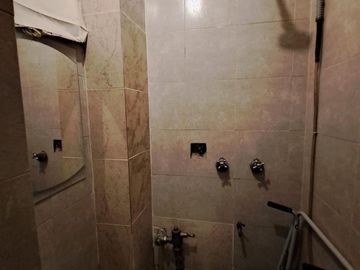 VENDE DEPTO 4 AMBIENTES AL FRENTE CON PATIO, LAVADERO, COCINA SEPARADA