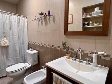 Casa de 5 AMBIENTES en venta