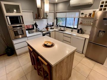 Casa de 5 AMBIENTES en venta