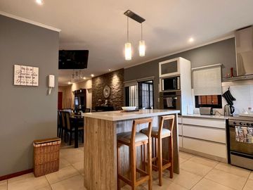 Casa de 5 AMBIENTES en venta