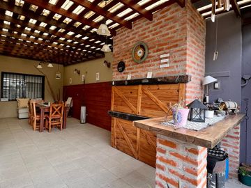 Casa de 5 AMBIENTES en venta
