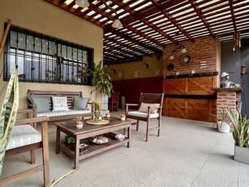 Casa de 5 AMBIENTES en venta