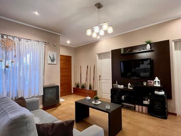 Casa de 5 AMBIENTES en venta