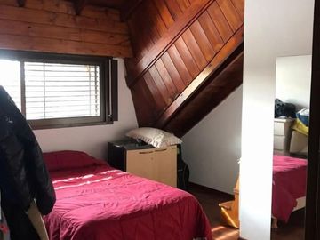 CASA DE 4 AMBIENTES CON PILETA.