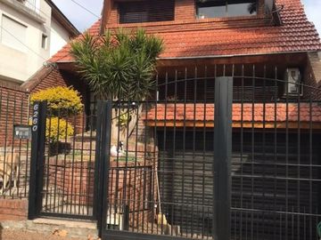 CASA DE 4 AMBIENTES CON PILETA.