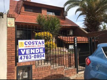 CASA DE 4 AMBIENTES CON PILETA.