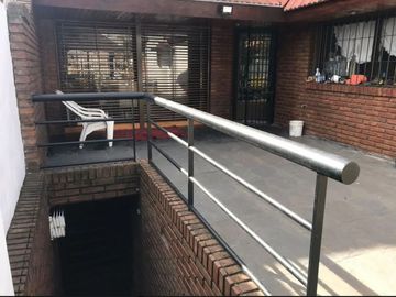 CASA DE 4 AMBIENTES CON PILETA.