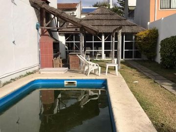 CASA DE 4 AMBIENTES CON PILETA.