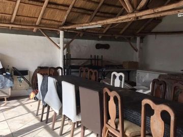 CASA DE 4 AMBIENTES CON PILETA.