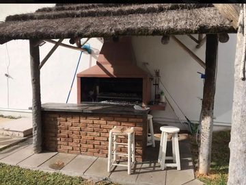 CASA DE 4 AMBIENTES CON PILETA.