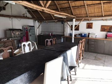 CASA DE 4 AMBIENTES CON PILETA.