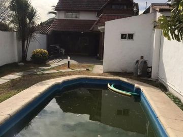 CASA DE 4 AMBIENTES CON PILETA.