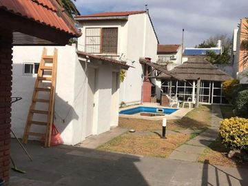 CASA DE 4 AMBIENTES CON PILETA.