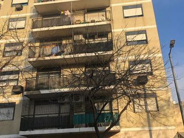Venta depto 2 amb, lateral.