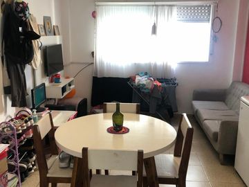 Venta depto 2 amb, lateral.
