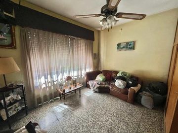 Gran Oportunidad. Casa EN VENTA, Dean Funes 2500, Castelar.