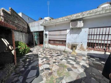 Gran Oportunidad. Casa EN VENTA, Dean Funes 2500, Castelar.