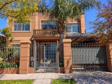 Inmejorable Inmueble de 5 Ambientes Con Cocheras y Piscina