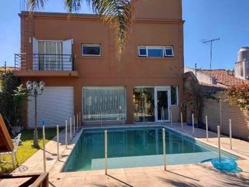 Inmejorable Inmueble de 5 Ambientes Con Cocheras y Piscina