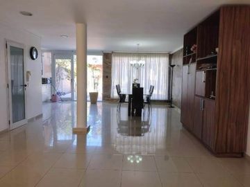 Inmejorable Inmueble de 5 Ambientes Con Cocheras y Piscina