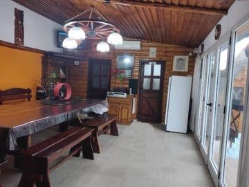 Inmejorable Inmueble de 5 Ambientes Con Cocheras y Piscina