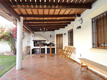 B° Jardin. Hermosa casa Desarrollada en P.B- Con pileta NO APTA BANCOR