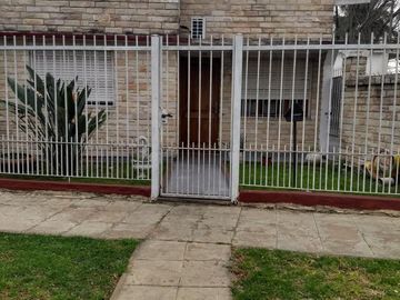 NUEVO VALOR   CASA 3 AMBIENTES CON GARAGE ,  PATIO Y JARDIN