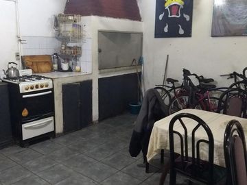 NUEVO VALOR   CASA 3 AMBIENTES CON GARAGE ,  PATIO Y JARDIN